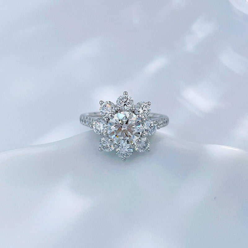 Round brilliant lab grown diamond sunflower halo ring by Lune Diamond