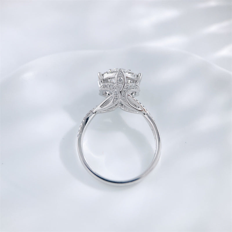 Round Brilliant Diamond Pavé Halo Ring
