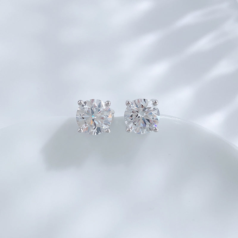 Round brilliant lab grown diamond stud earrings by Lune Diamond