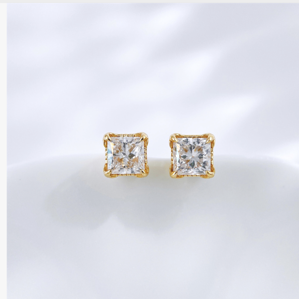 Princess cut lab grown diamond solitaire stud earrings by Lune Diamond
